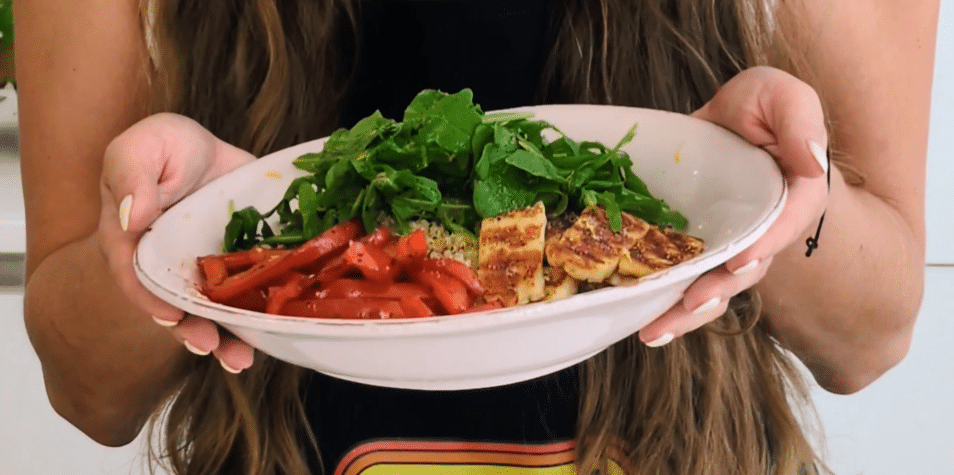 Quinoa Halloumi Bowl Rezept – angerichtete Sommerbowl mit Paprika und Rucola in weißem Teller