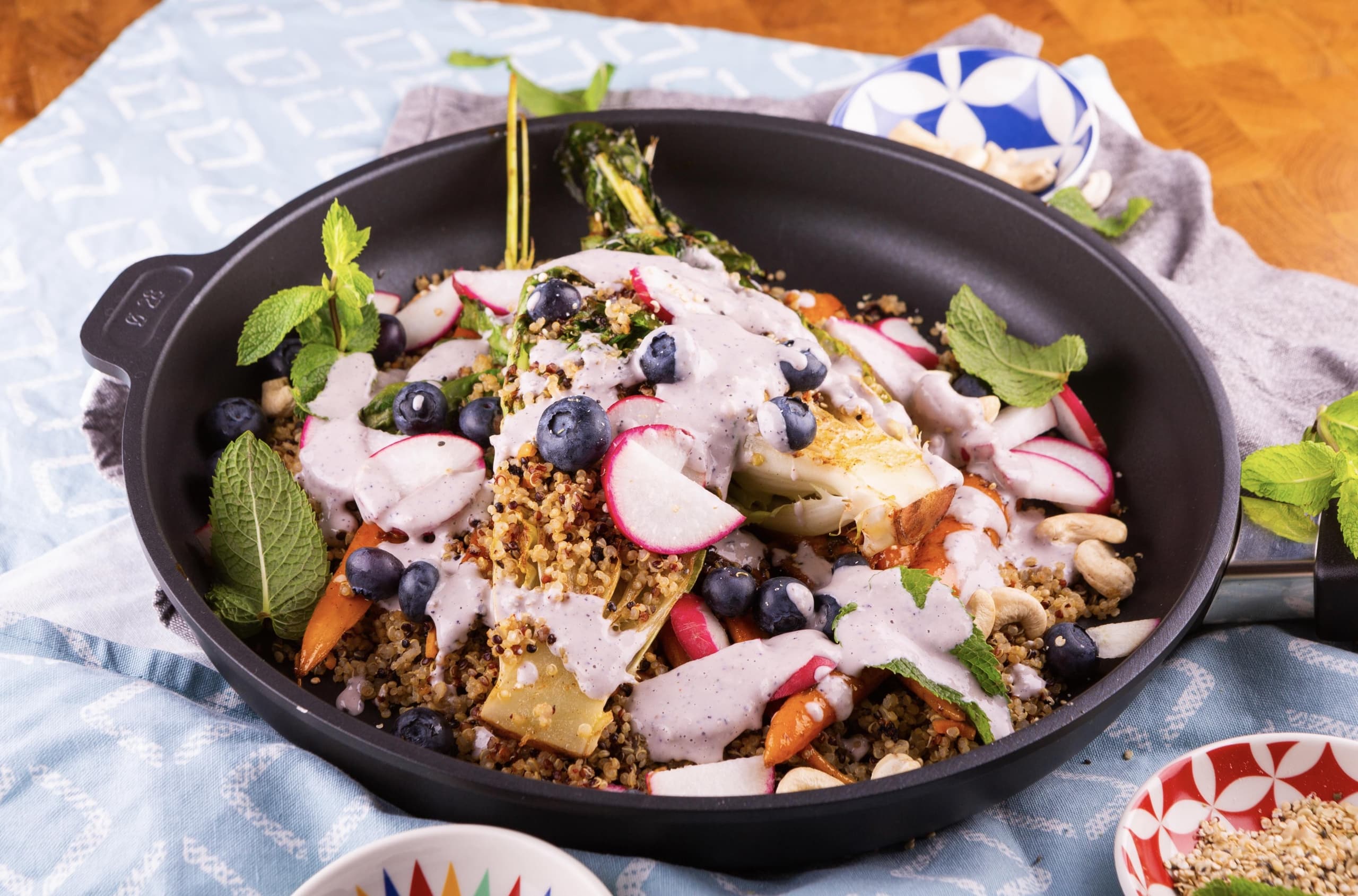 Gebratener Romasalat mit Heidelbeer-Acai-Dressing und gebratenem Quinoa mit glasierten Ingwer-Karotten