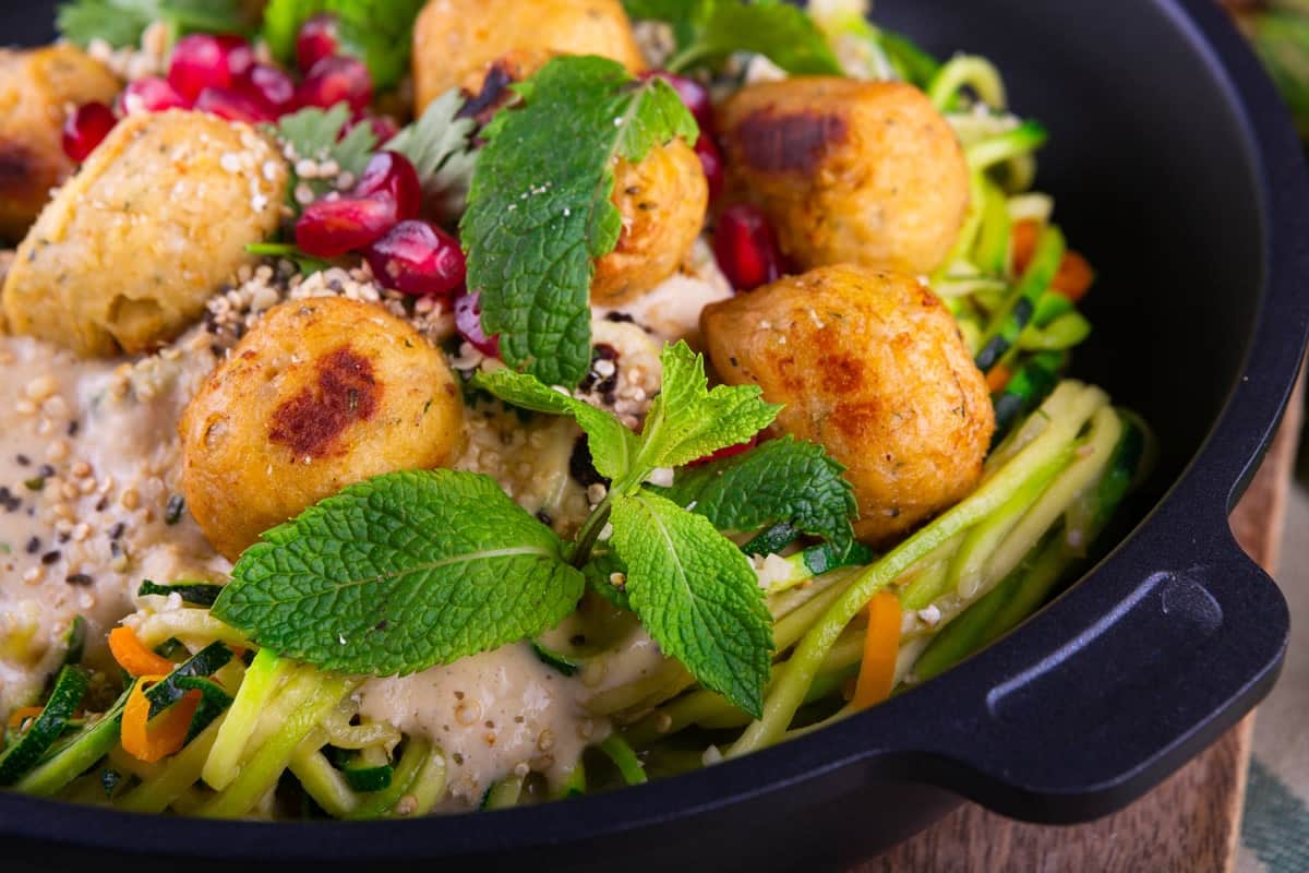 Zoodles (Zucchini Spaghetti) mit Falafel und Sesamsoße