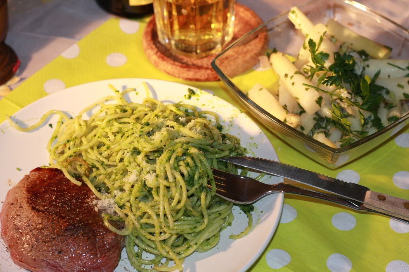 Spaghetti mit Bärlauchpesto und warmer Spargelsalat