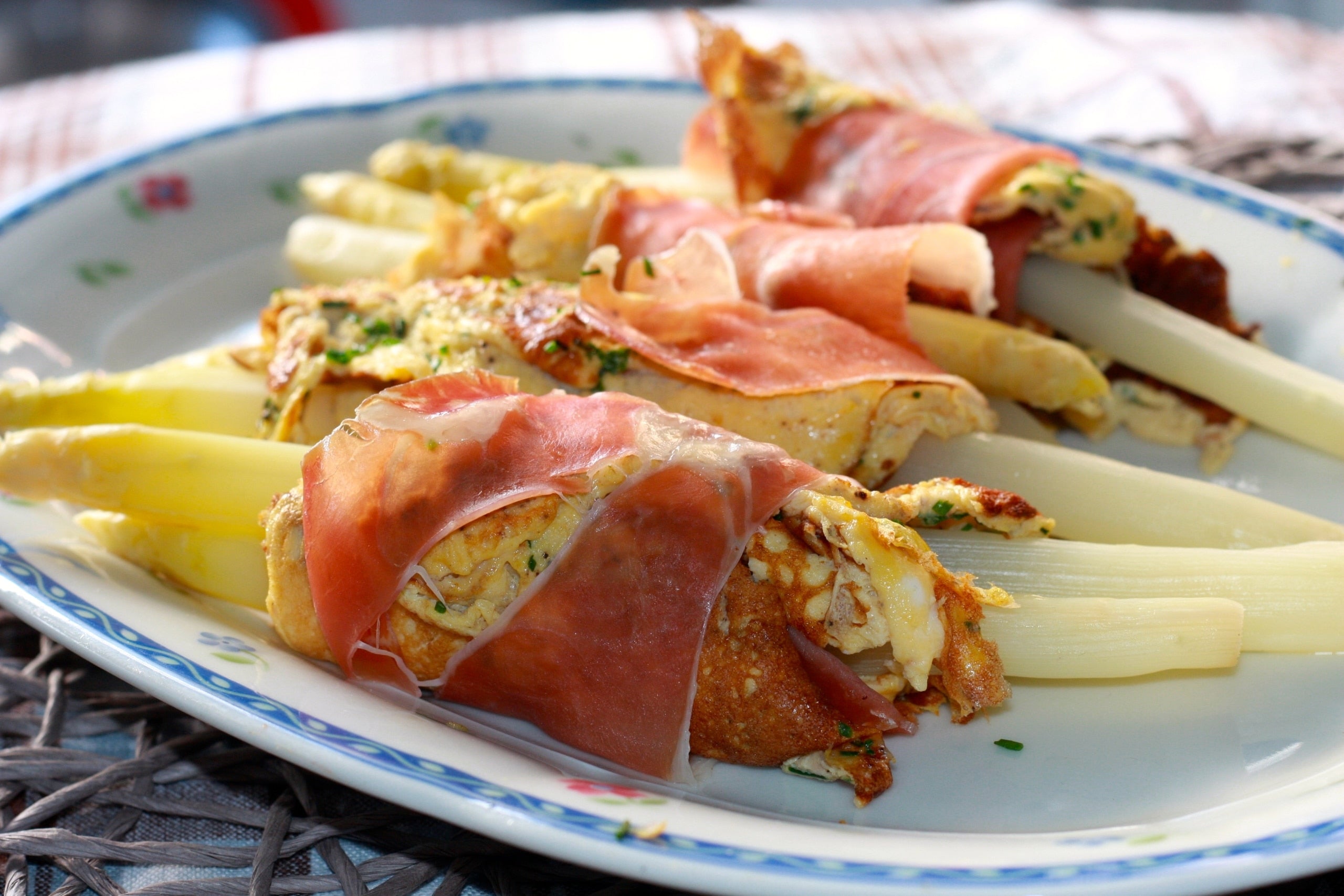 Spargel mit Omelett und Serrano-Schinken