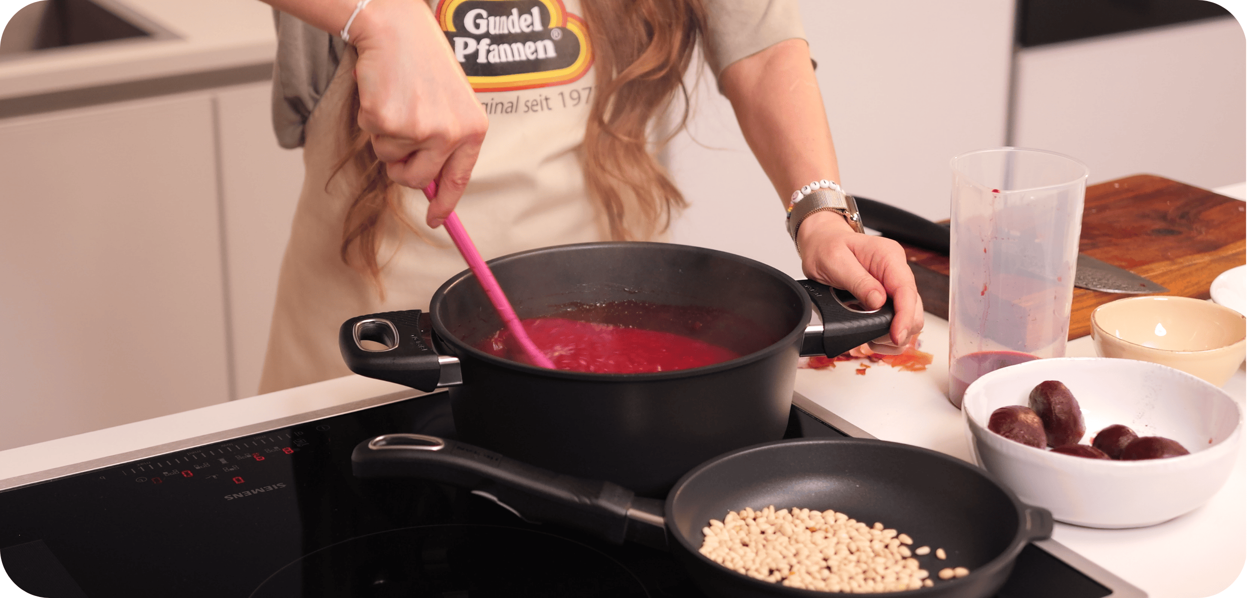 Cremiges Rote-Bete-Risotto mit Ziegenfrischkäse und Pinienkernen