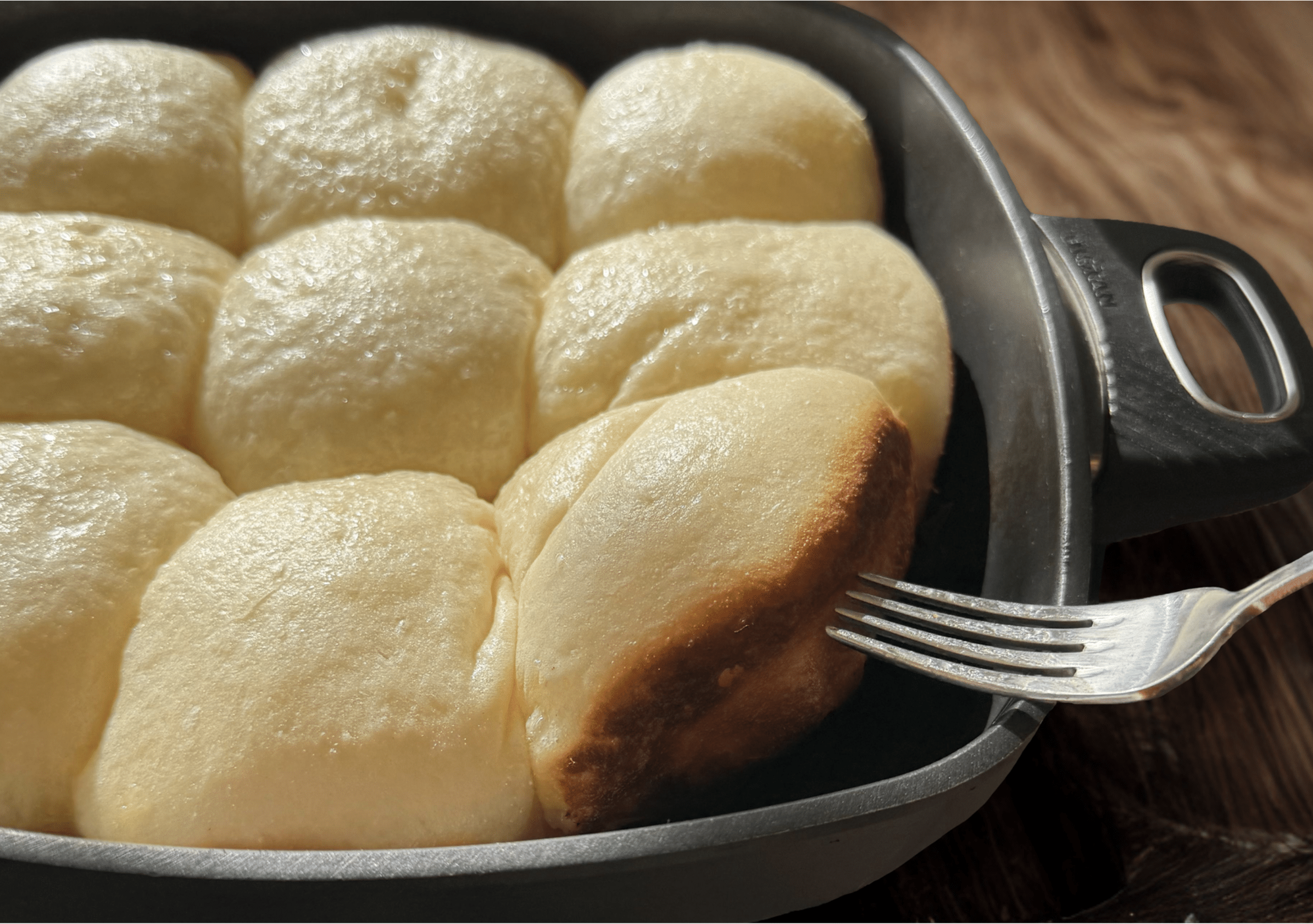 Goldbraune Dampfnudeln mit Salzkruste in Quadratischer Kasserolle zubereitet
