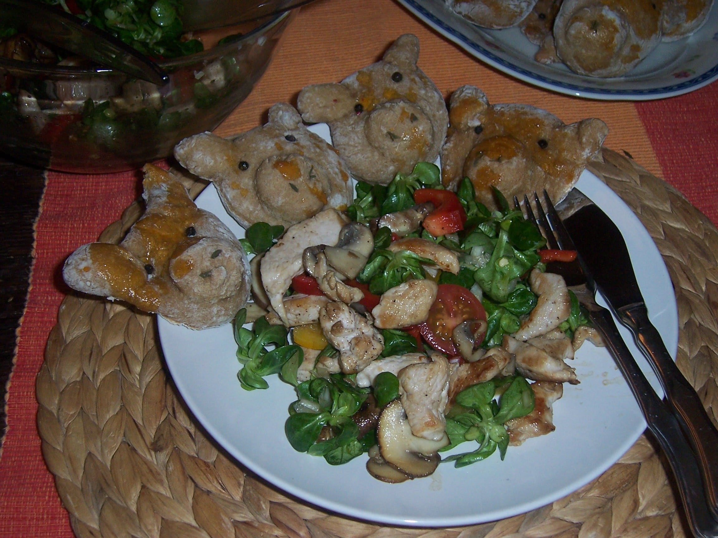 Feldsalat mit Putenbruststreifen und Piggy-Brötchen