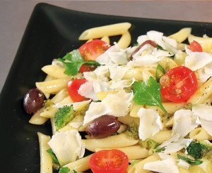 italienischer Nudelsalat mit Parmesanflocken