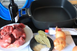 Rotweingulasch mit Petersilie-Oragen Polenta Rotweingulasch mit Petersilie-Oragen Polenta