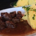 Rotweingulasch mit Petersilie-Orangen Polenta
