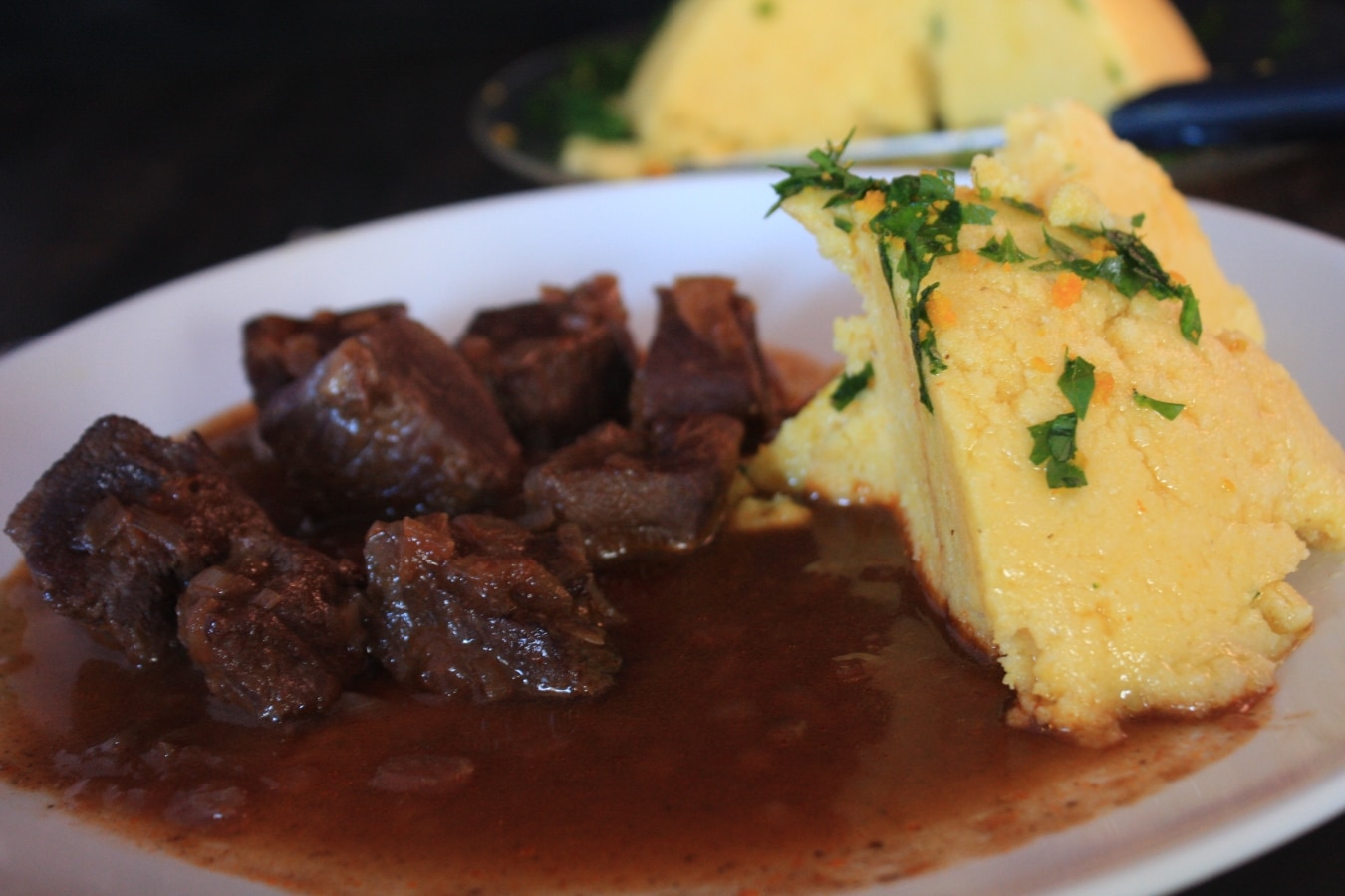 Rotweingulasch mit Petersilie-Orangen Polenta