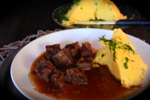 Rotweingulasch mit Petersilie-Orangen Polenta