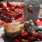 Pancakes mit Erdbeeren und Sahne