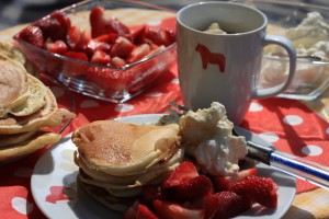 Pancakes mit Erdbeeren und Sahne