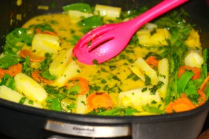 Frühlingsgemüse mit Currysahnesauce und Reis