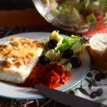 Gebackener Schafskäse mit buntem Salat