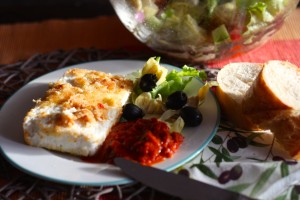 Gebackener Schafskäse mit buntem Salat