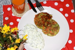 Kartoffelpuffer mit grünem Spargel und Karotten verfeinert