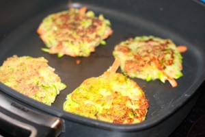 Kartoffelpuffer mit grünem Spargel und Karotten