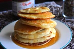 Bananenpancake mit Mandeln und Ahornsirup