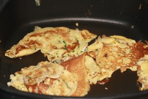 Spargel mit Omelett und Serrano-Schinken umwickelt