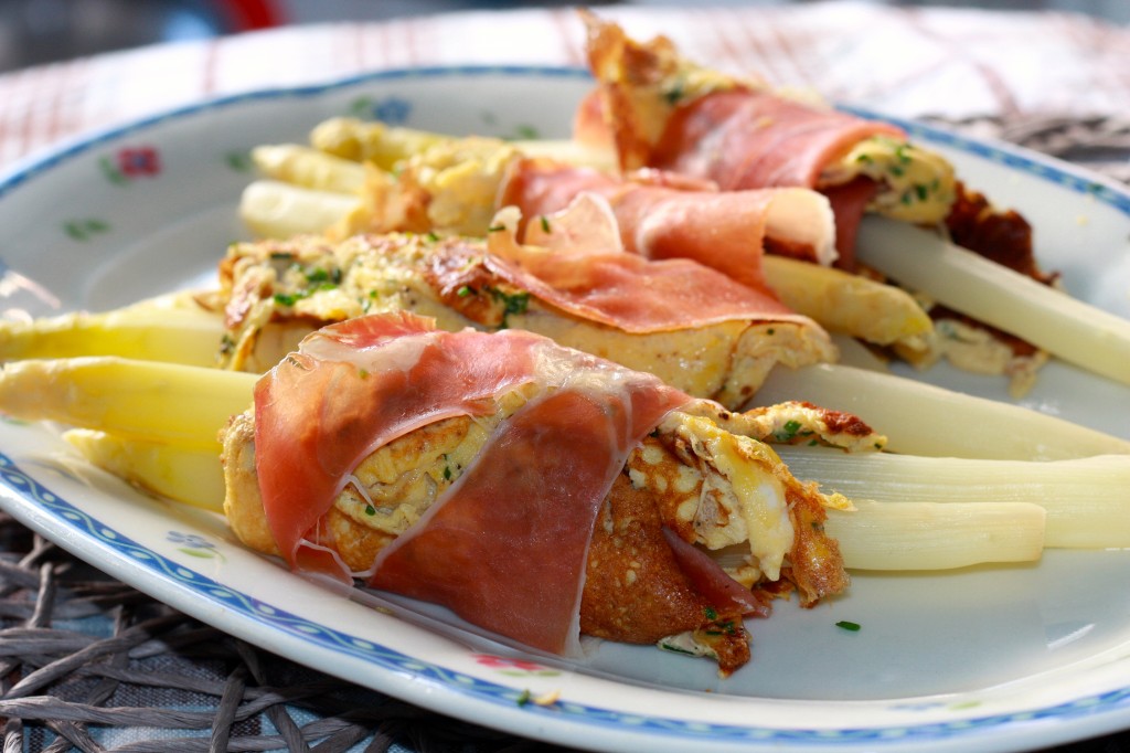 Spargel mit Omelett und Serrano-Schinken umwickelt - Gundel-Pfannen Blog