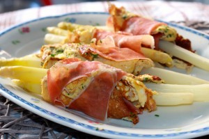 Spargel mit Omelett und Serrano-Schinken 