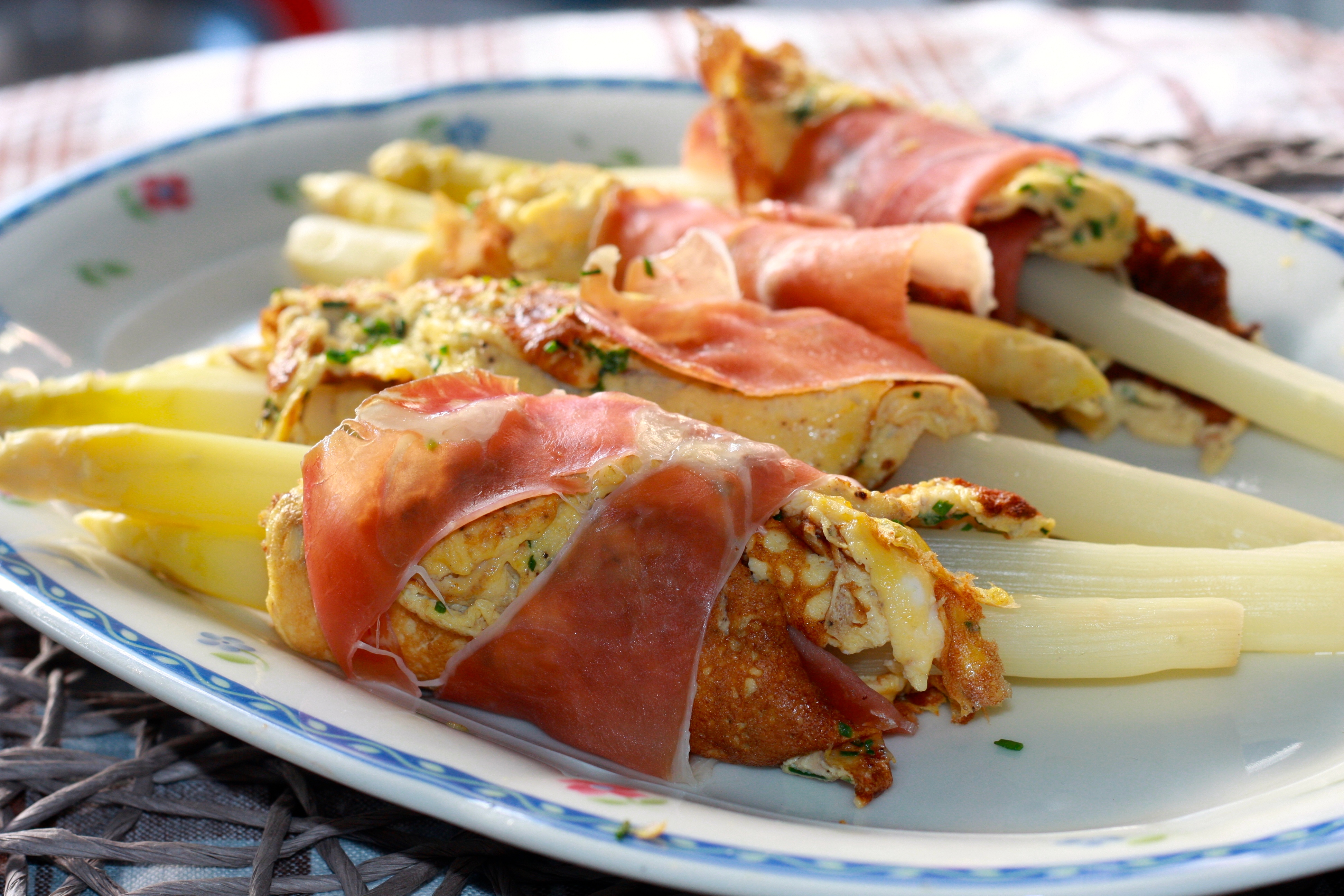 Spargel mit Omelett und Serrano-Schinken umwickelt - Gundel-Pfannen Blog