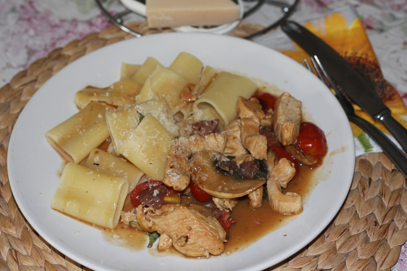 Nudeln alla Romana mit Putenstreifen