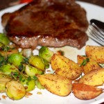 Entrecôte mit Rosenkohl und Kartoffel Wedges