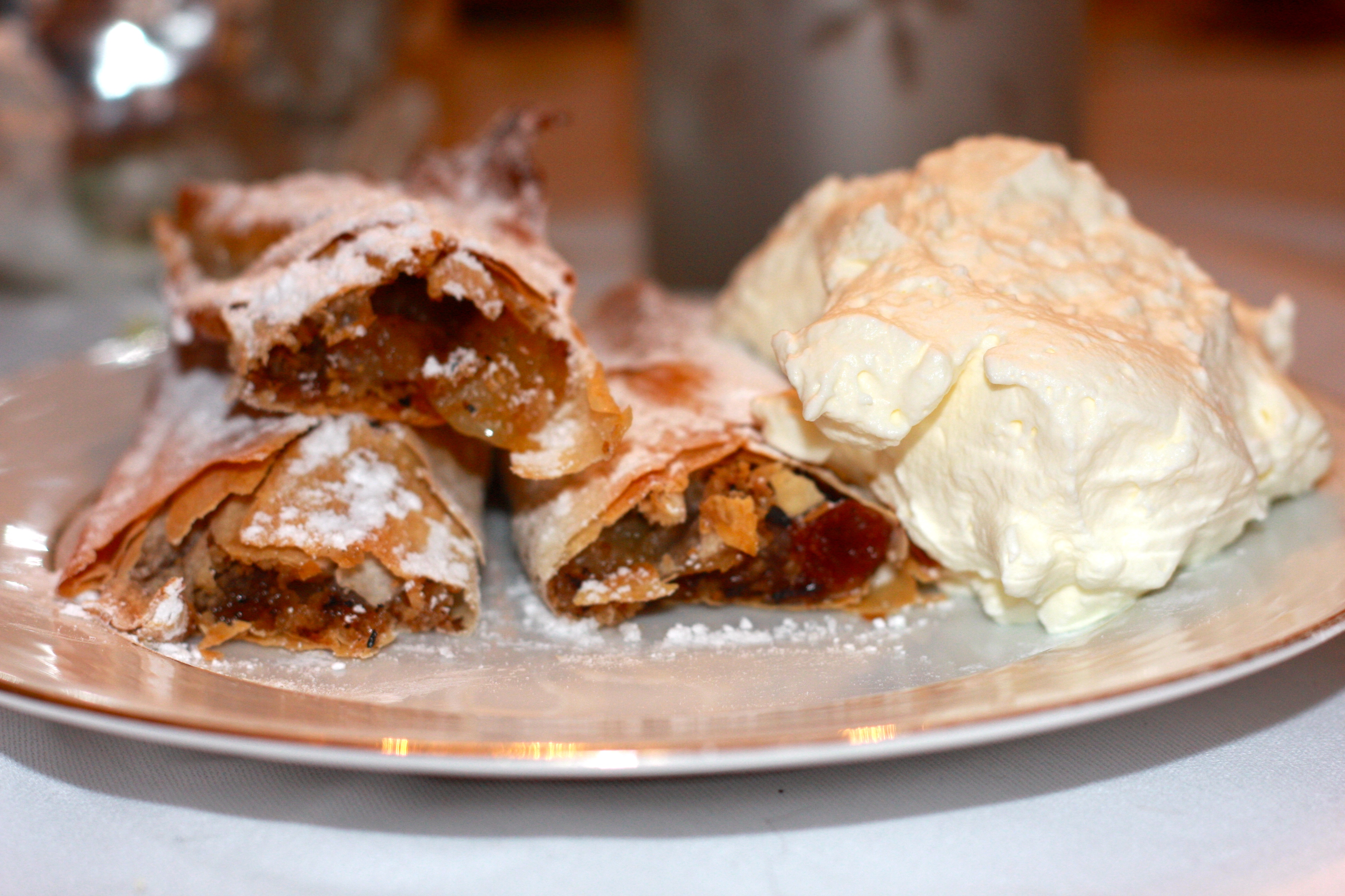 Apfelstrudel mit Sahne