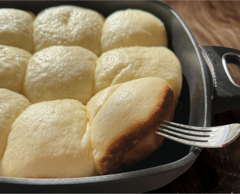 Goldbraune Dampfnudeln mit Salzkruste in Quadratischer Kasserolle zubereitet
