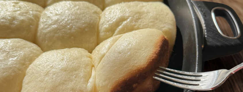 Goldbraune Dampfnudeln mit Salzkruste in Quadratischer Kasserolle zubereitet