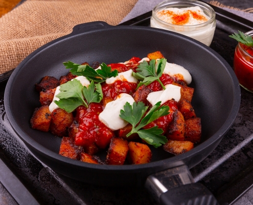 Patatas Bravas mit veganer Aioli und Salsa