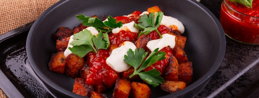 Patatas Bravas mit veganer Aioli und Salsa