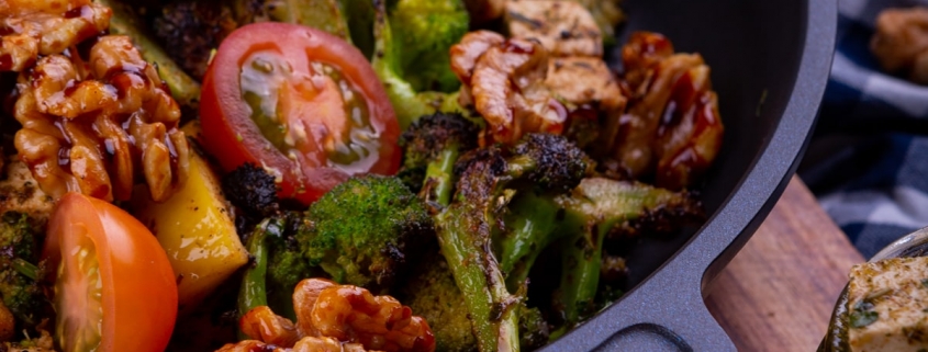 Gebratener Brokkoli-Salat mit "Feta" und Walnüssen