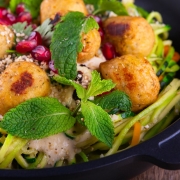 Zoodles (Zucchini Spaghetti) mit Falafel und Sesamsoße