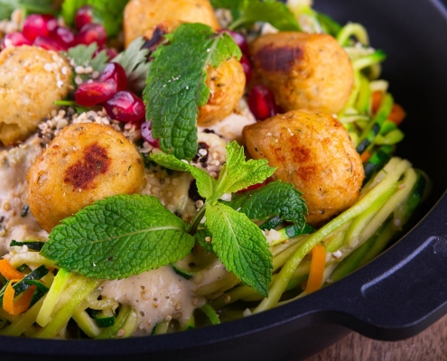 Zoodles (Zucchini Spaghetti) mit Falafel und Sesamsoße