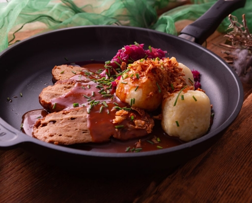 Seitanbraten mit Rotkohl und Knödel