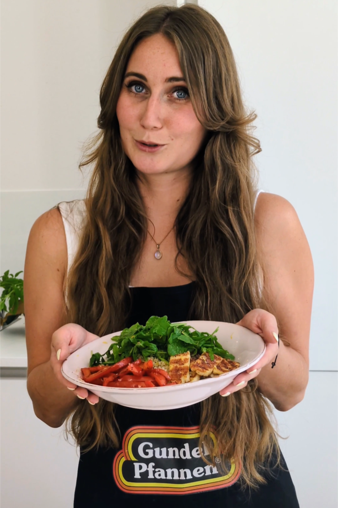 Quinoa Halloumi Bowl Rezept – angerichtete Sommerbowl mit Paprika und Rucola in weißem Teller
