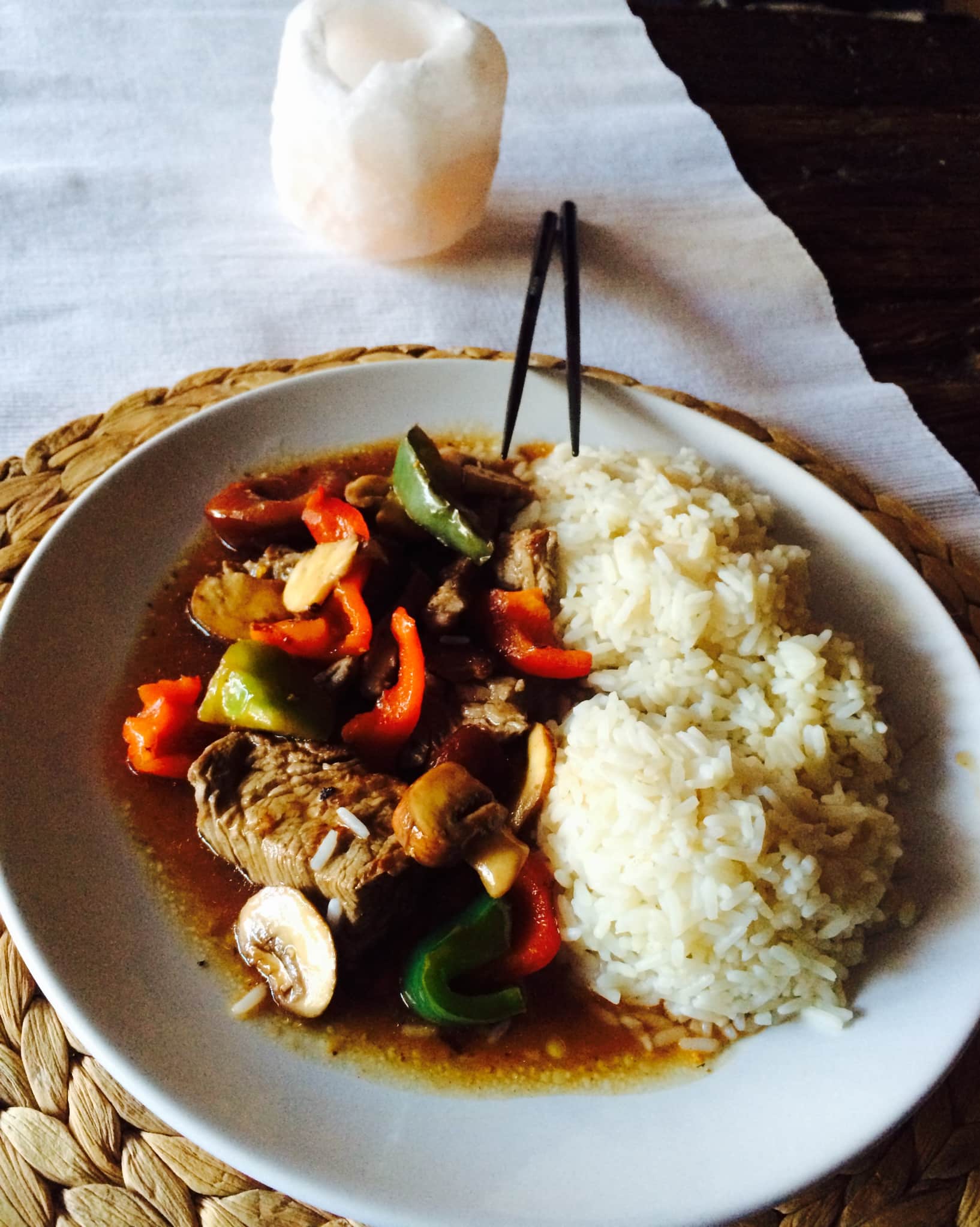 Rindfleisch mit Pflaumen aus dem Wok