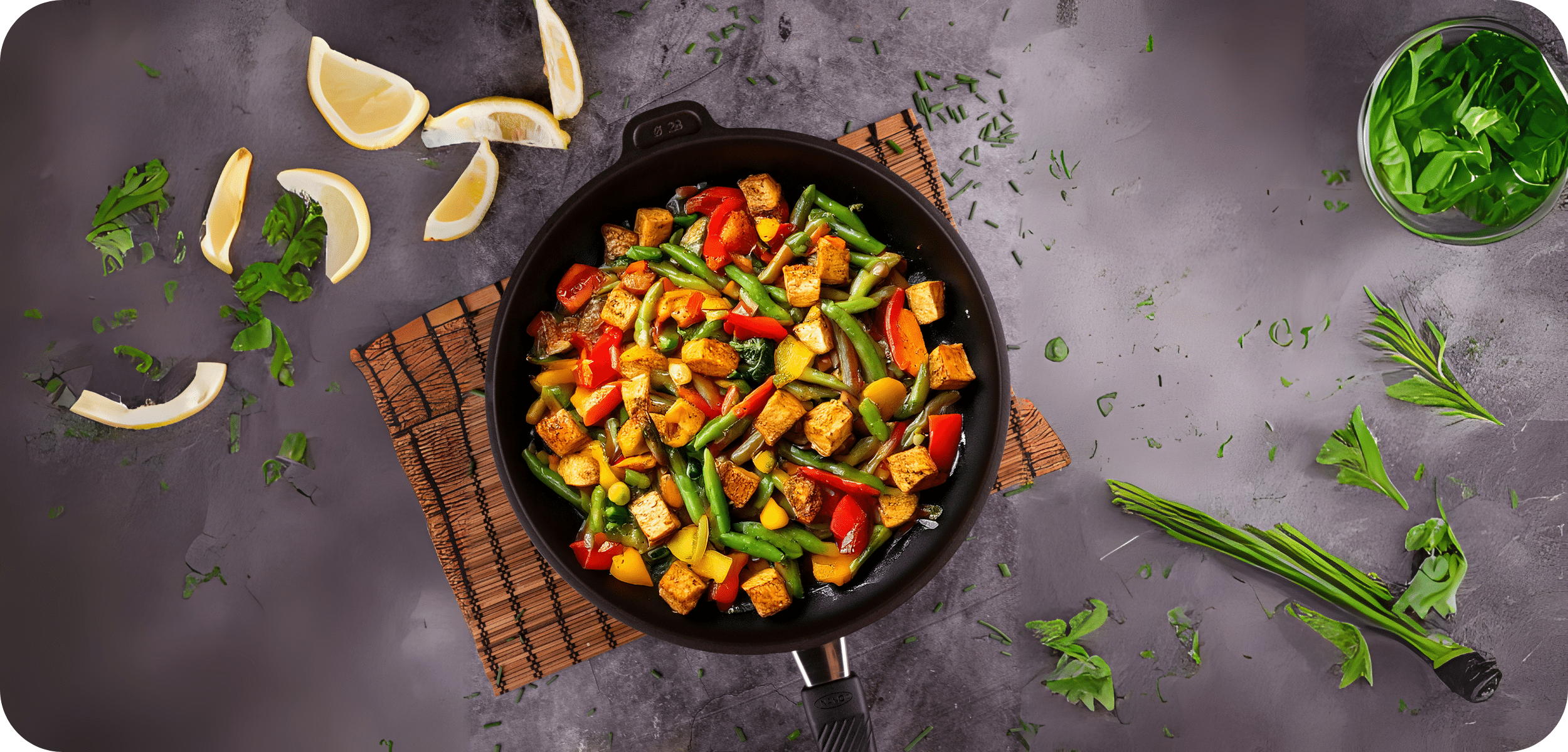 Bunte Frühlingsgemüsepfanne mit Tofu