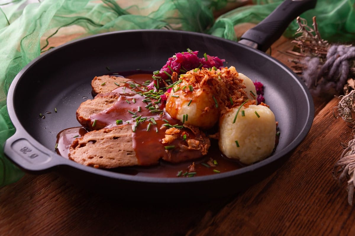 Seitanbraten mit Rotkohl und Knödel