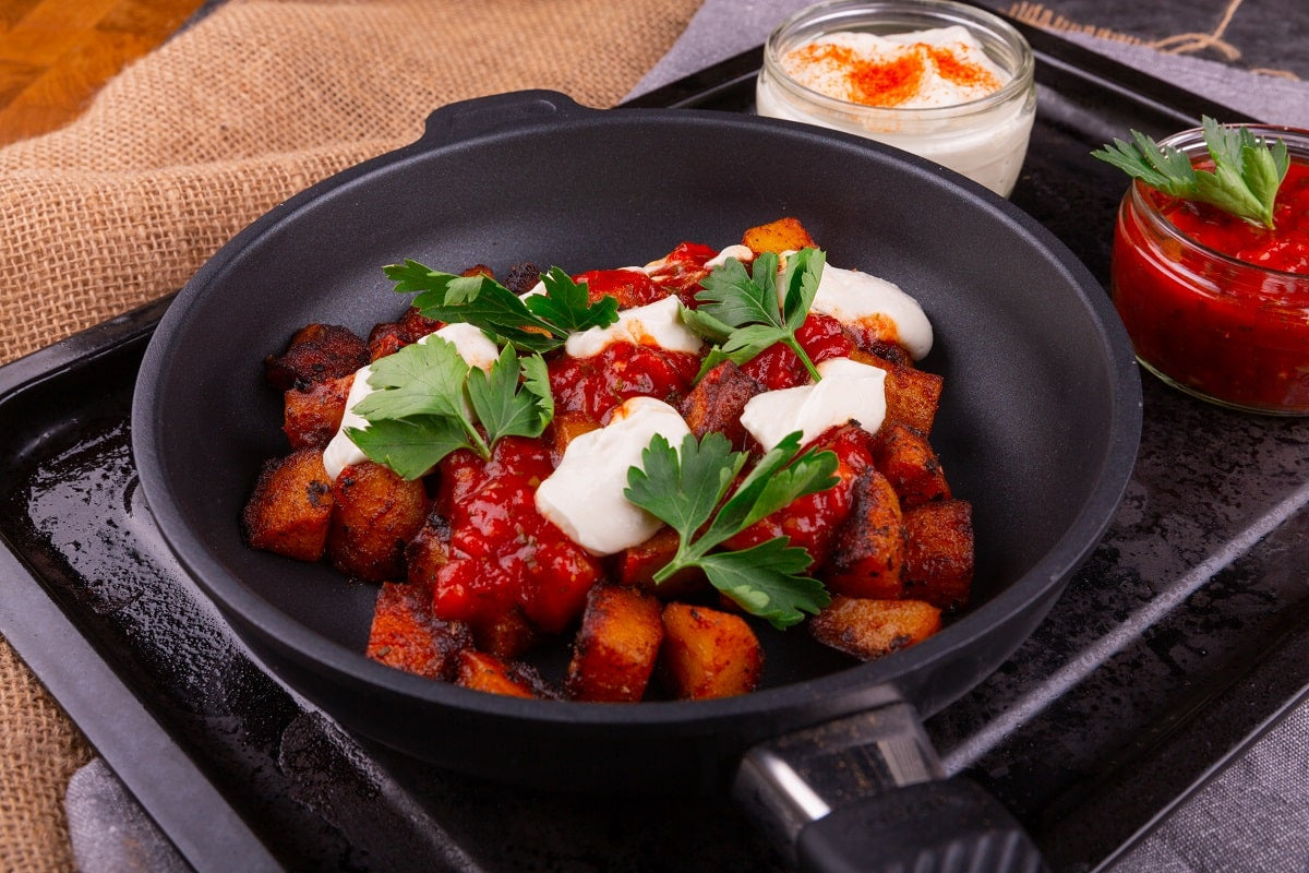 Patatas Bravas mit veganer Aioli und Salsa