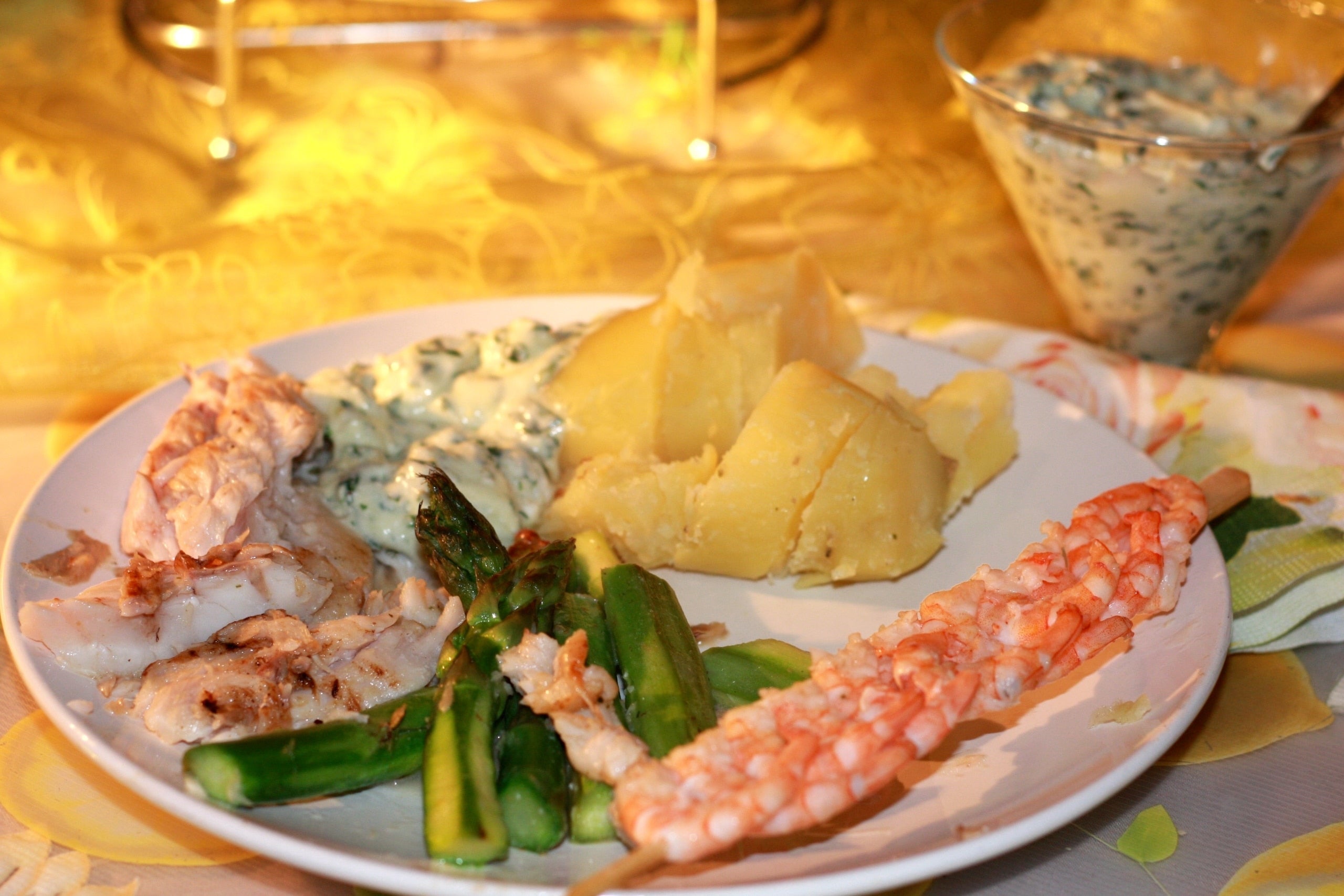 Victoriabarsch mit Bärlauchremoulade, grünem Spargel und Kartoffeln