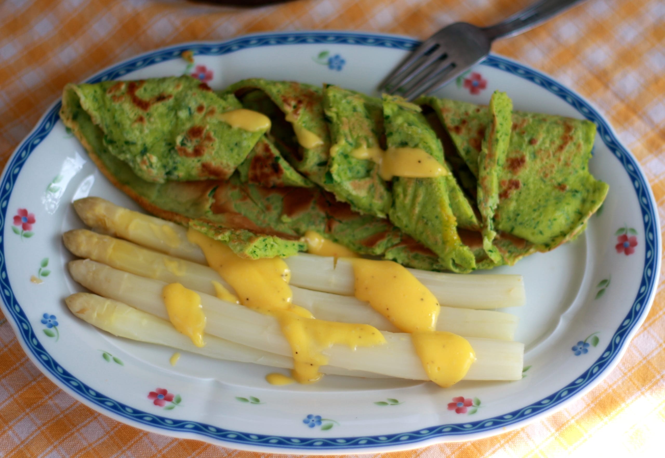 Spargel mit Sauce Hollandaise und Bärlauchpfannkuchen