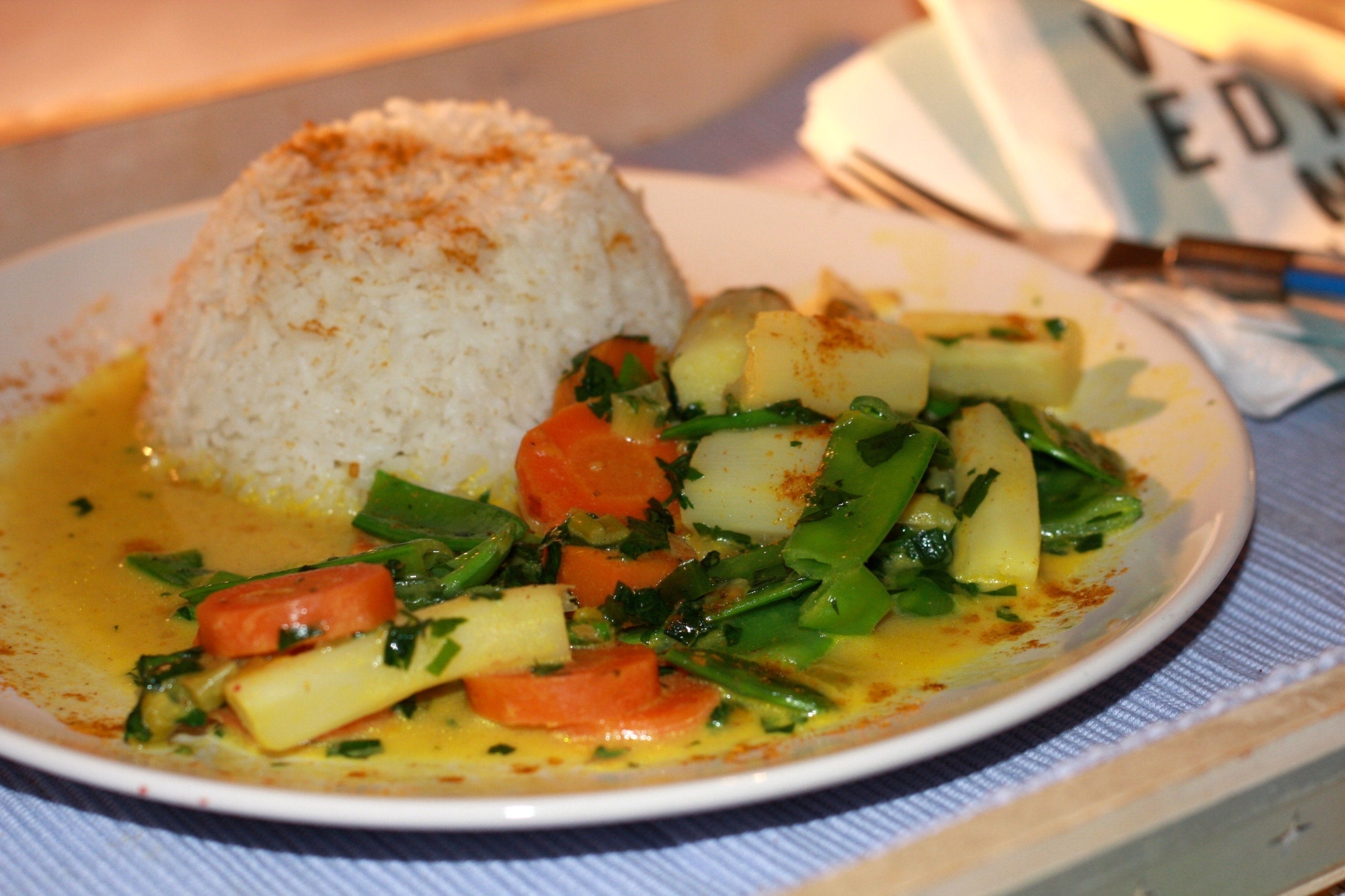 Frühlingsgemüse in Currysahnesauce mit Reis