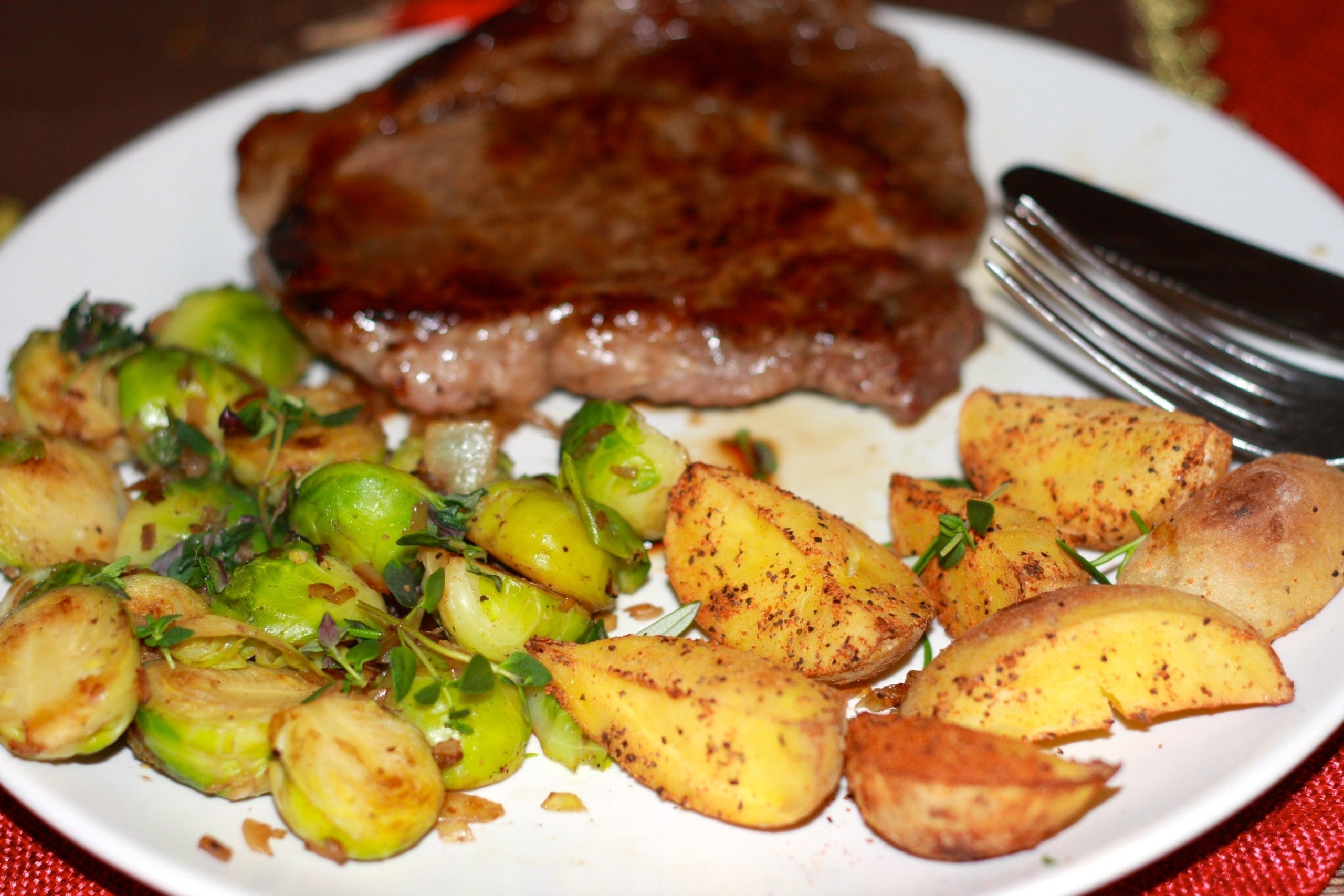 Entrecôte mit Rosenkohl und Kartoffel Wedges