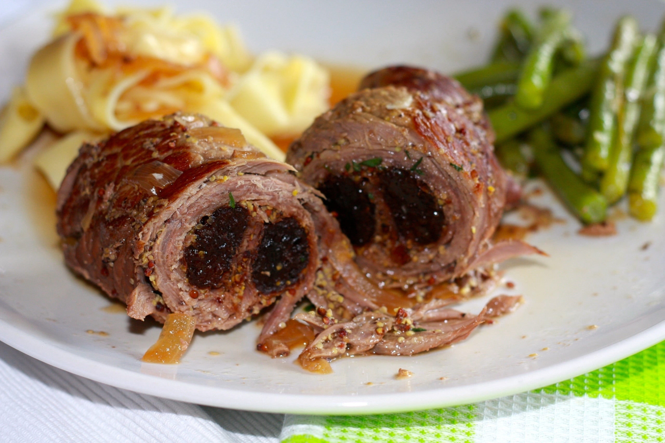 Rouladen mit Pflaumenfüllung